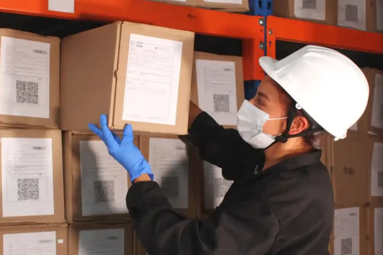 Persona guardando caja de archivo en el servicio de Custodia Documental en Barranquilla