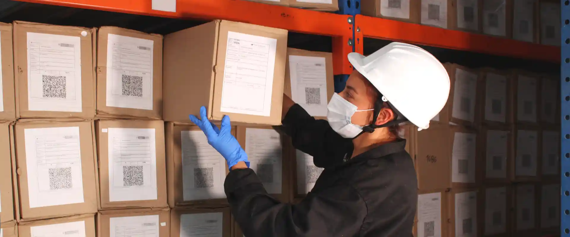 Persona guardando caja de archivo en el servicio de Custodia Documental en Barranquilla